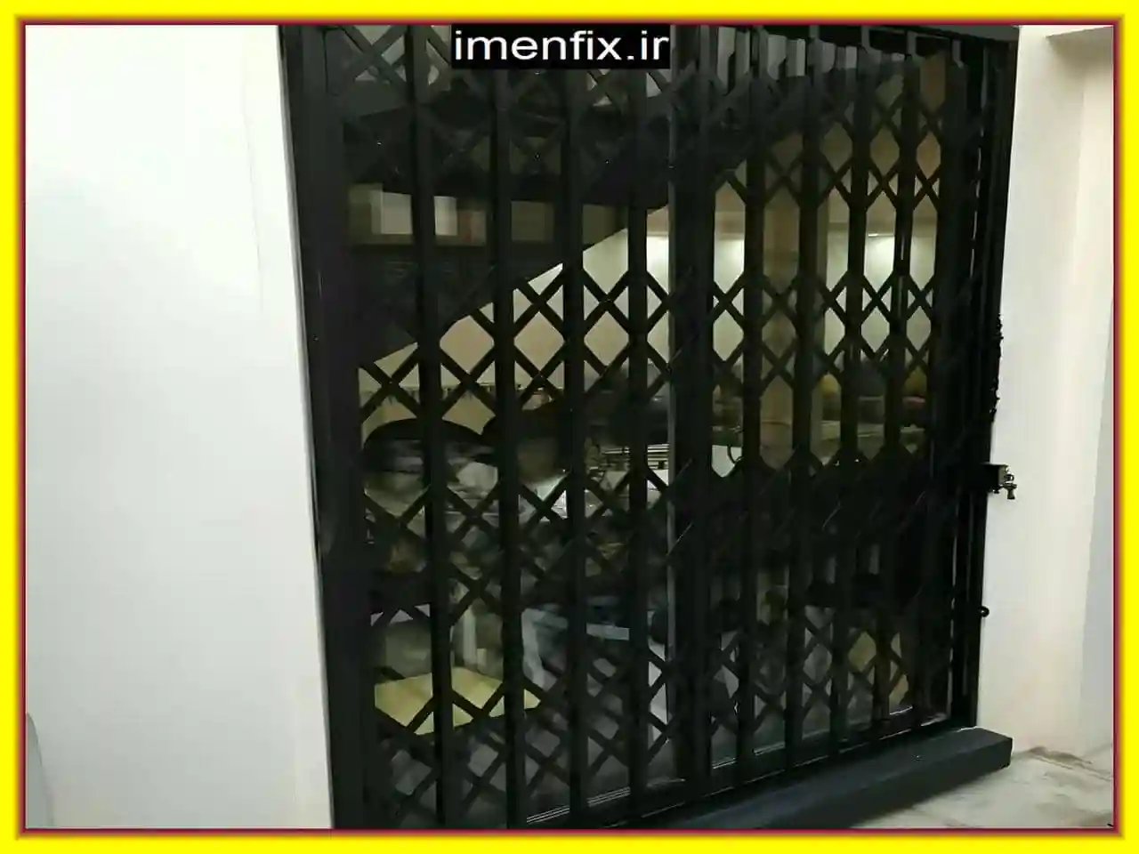 حفاظ اکاردئونی فلزی پشت درب منزل حفاظ اکاردئونی فلزی پشت درب منزل
