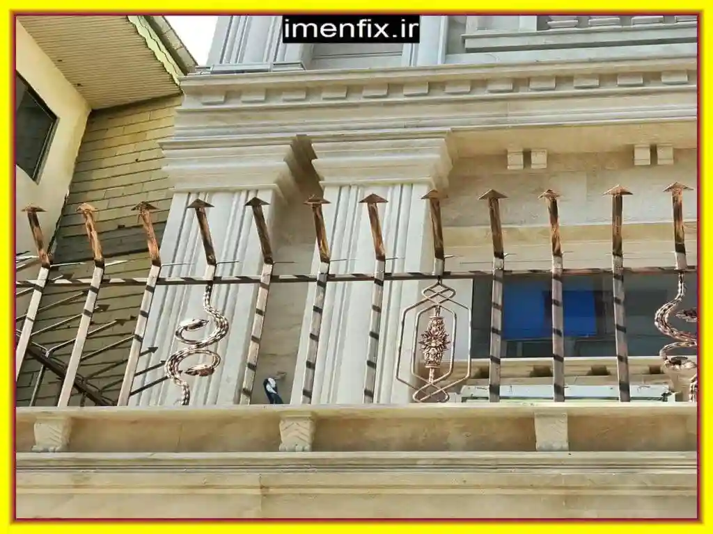 نرده آهنی روی دیوار نرده آهنی روی دیوار