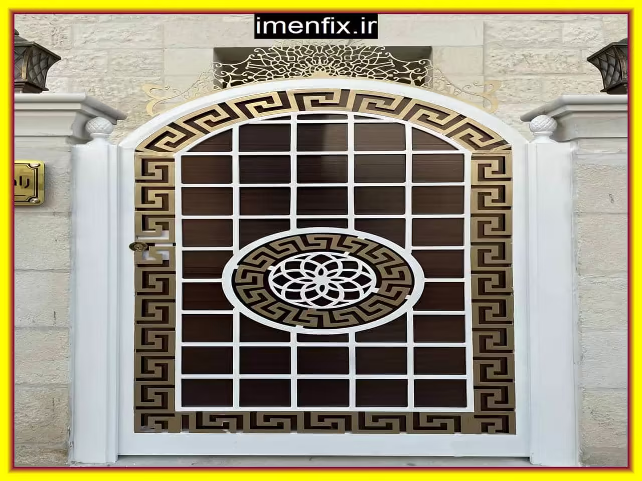 درب ورودی آهنی ساده با طراحی مینیمالیستی