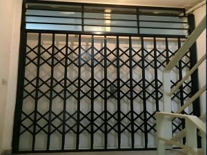 حفاظ روی درب منزل