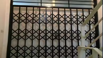 حفاظ روی درب منزل