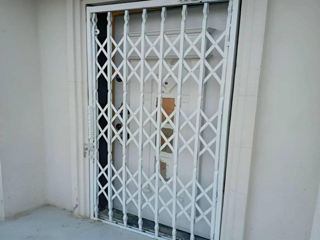 اندازه گیری درب منزل آپارتمان برای نصب حفاظ