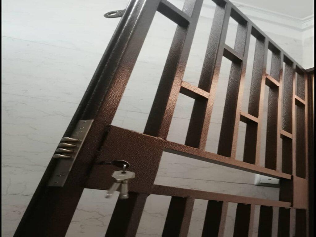 حفاظ درب آپارتمان لولایی