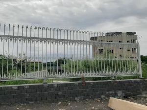 حفاظ آهنی روی دیوار منزل