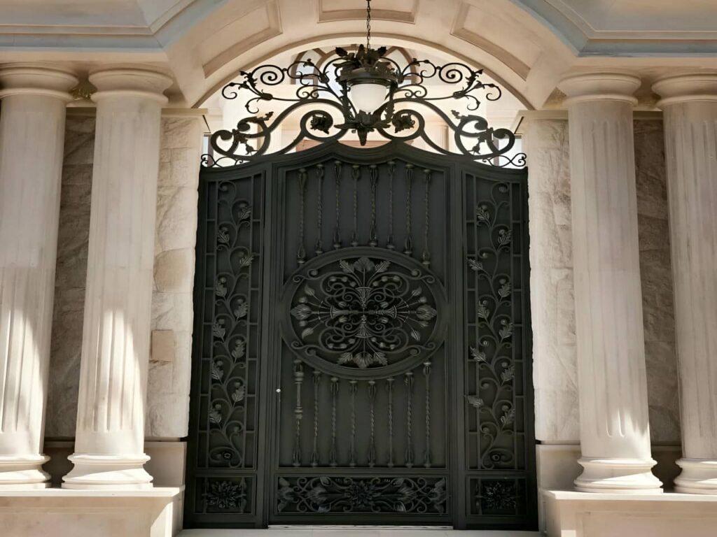 درب و پنجره آهنی در بازار