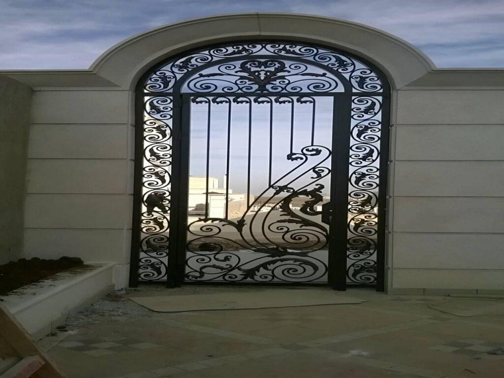 درب آهنی ورود به ساختمان