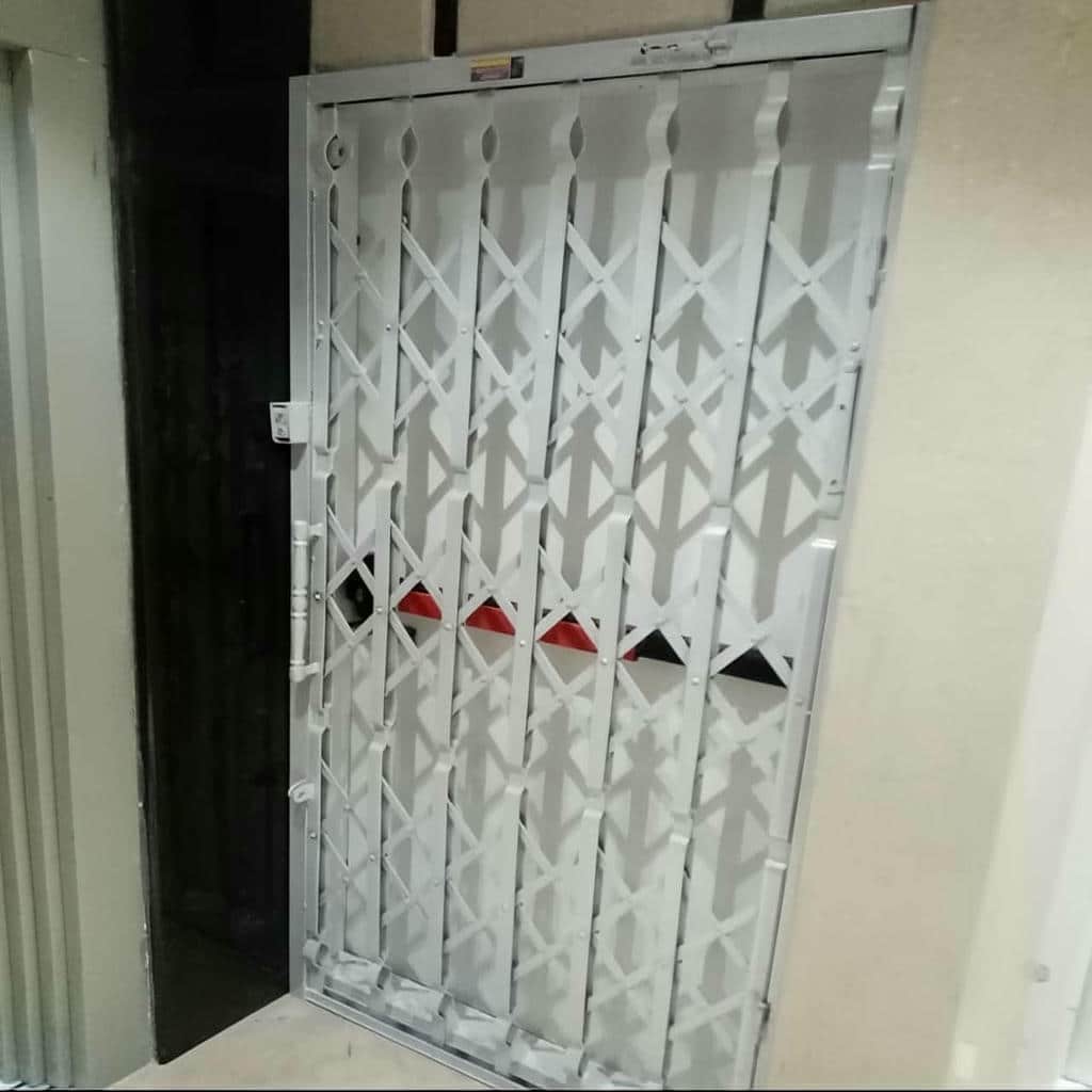 نصب درب آکاردئونی فلزی سه گل در فردیس کرج