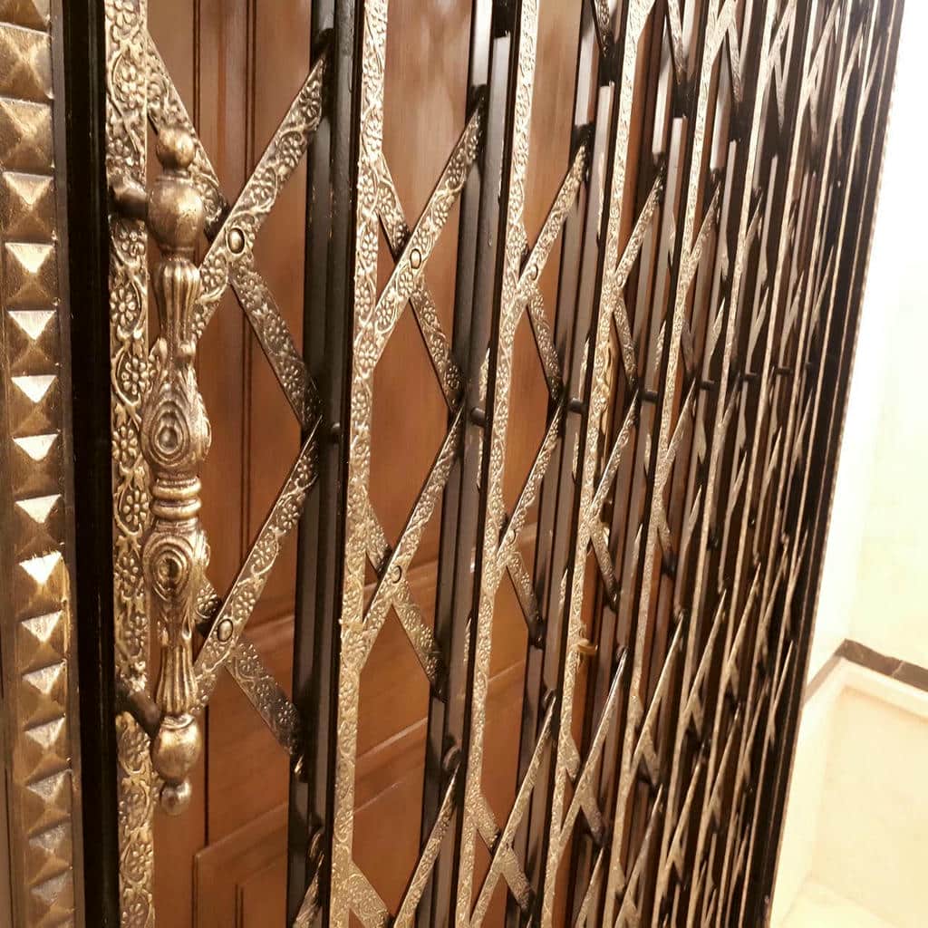 درب آکاردئونی فلزی در ایرانشهر
