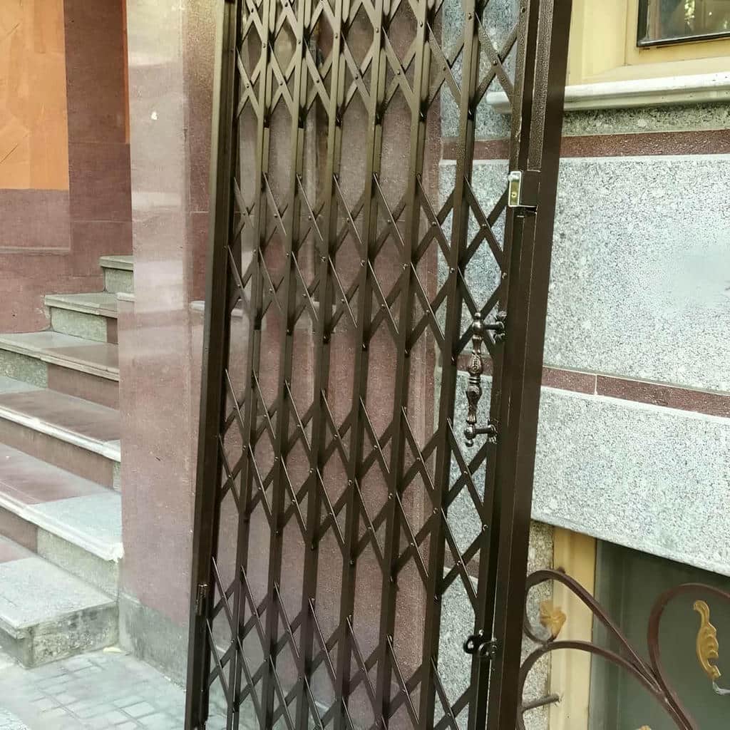 نصب درب آکاردئونی فلزی پروفیل سنگین در اندیشه