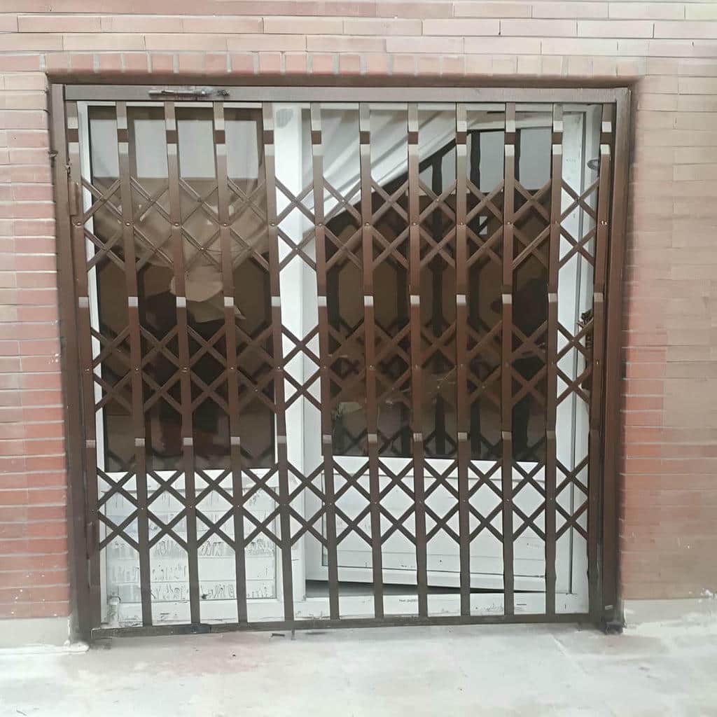 نصب درب آکاردئونی فلزی چهارگل در بومهن