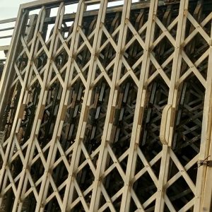 درب آکاردئونی فلزی در اندیشه