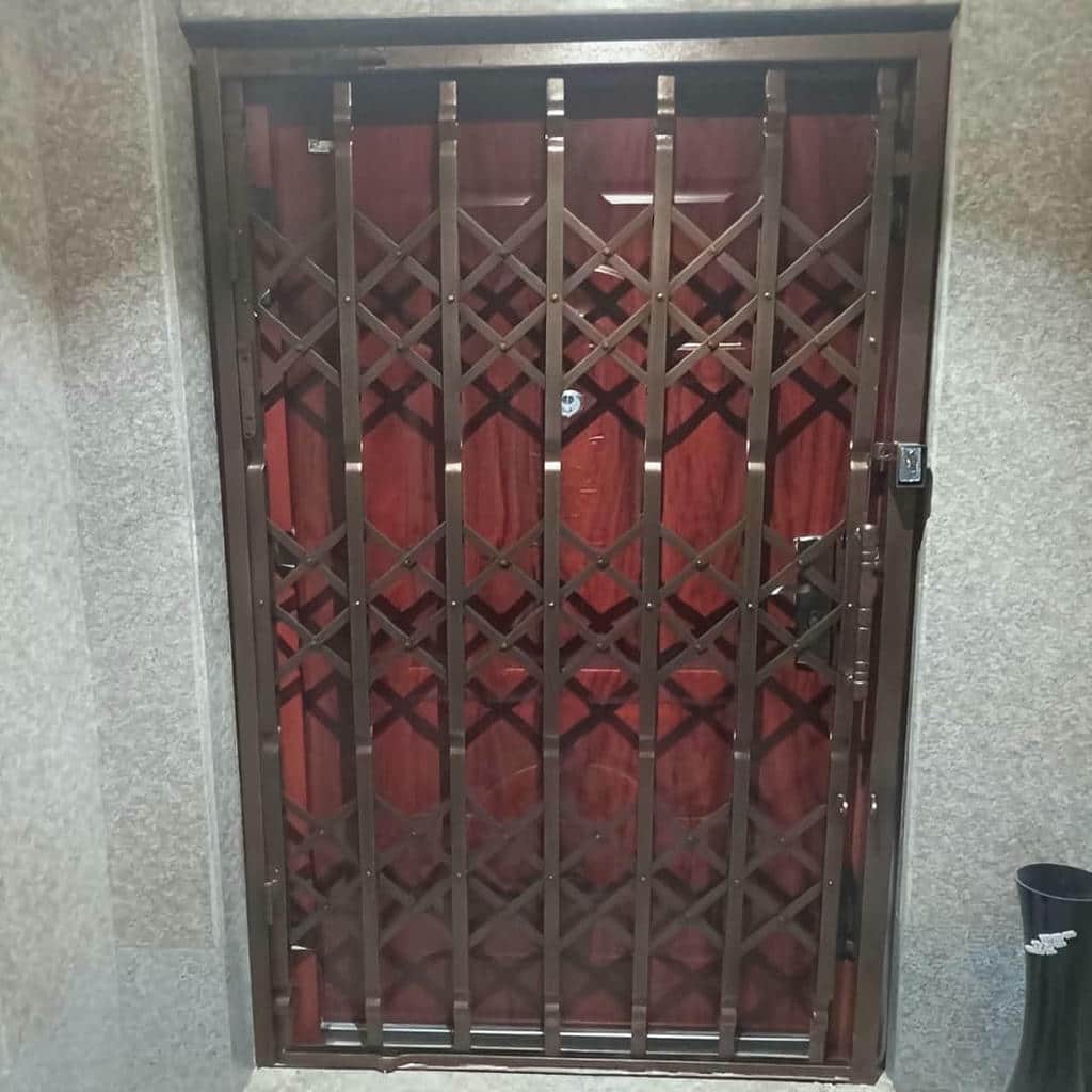 accordion-door-protection-apartment-eh کارخانه درب آکاردئونی فلزی رنگ کوره ای در استان گلستان
