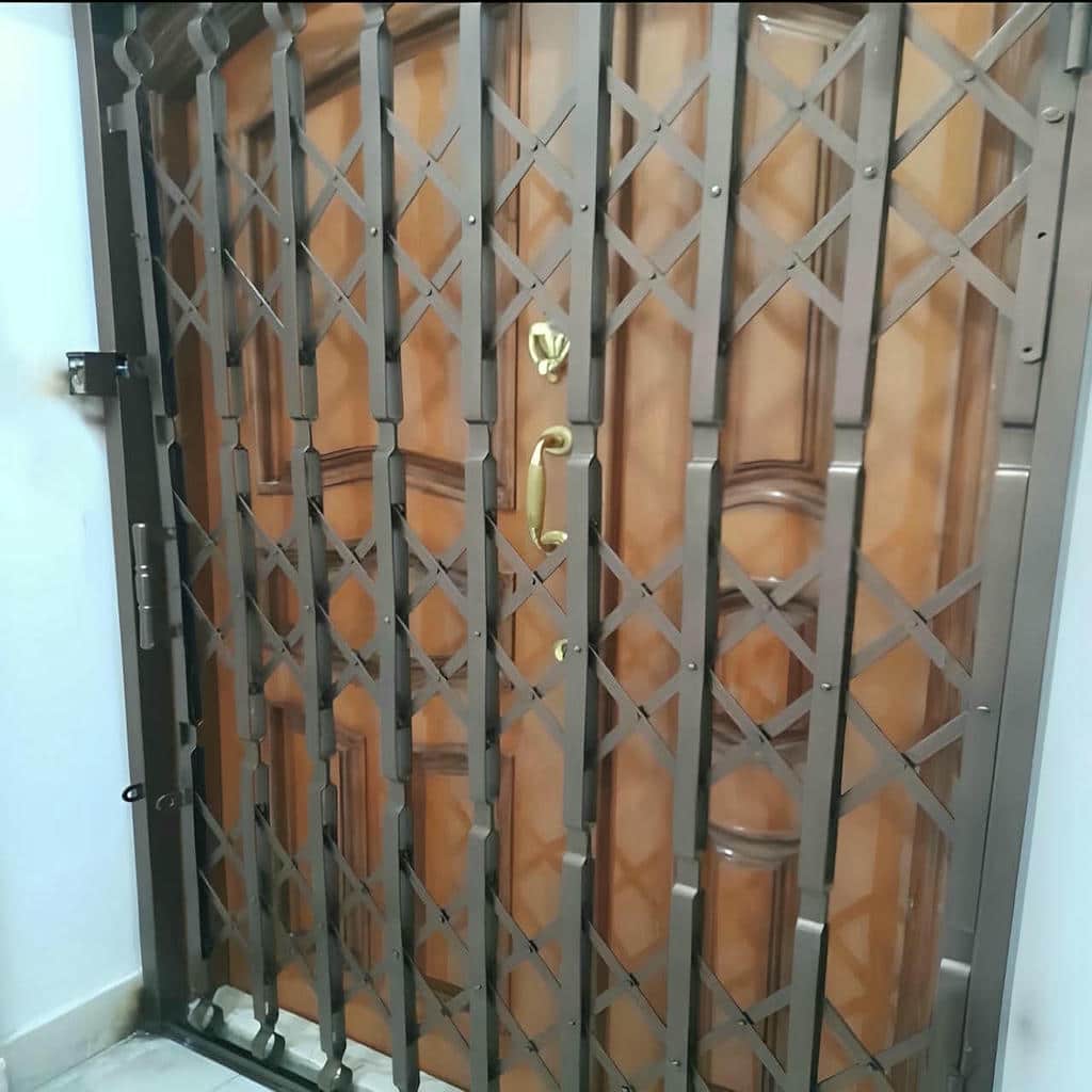 درب آکاردئونی فلزی در زاهدان