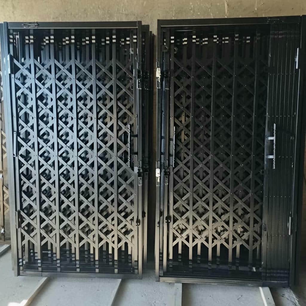 نصب درب آکاردئونی فلزی چهارگل در شهرکرد