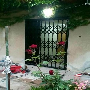 درب آکاردئونی فلزی در بندر لنگه