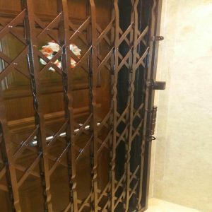 درب آکاردئونی فلزی در بندر انزلی
