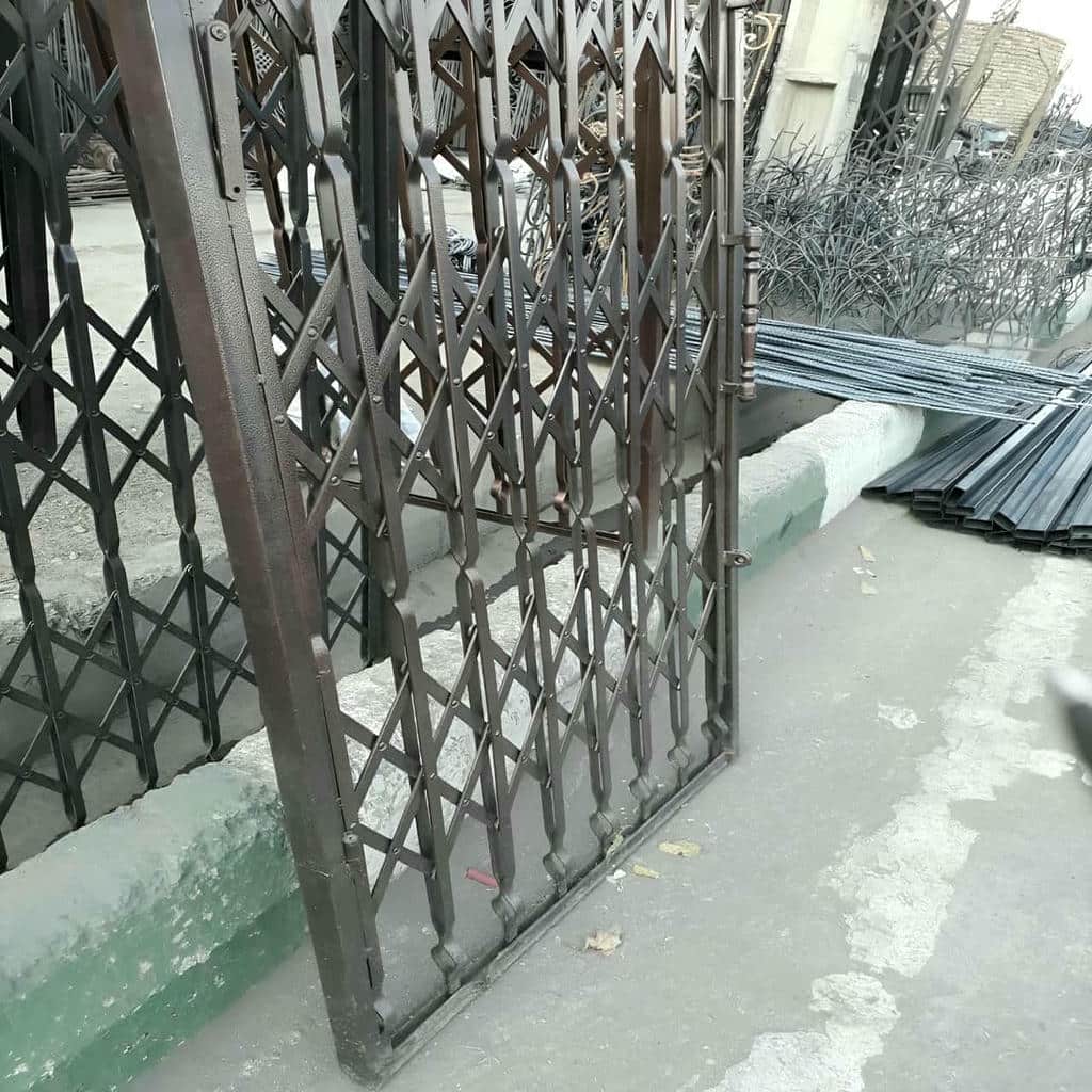 درب آکاردئونی فلزی در بندر دیلم