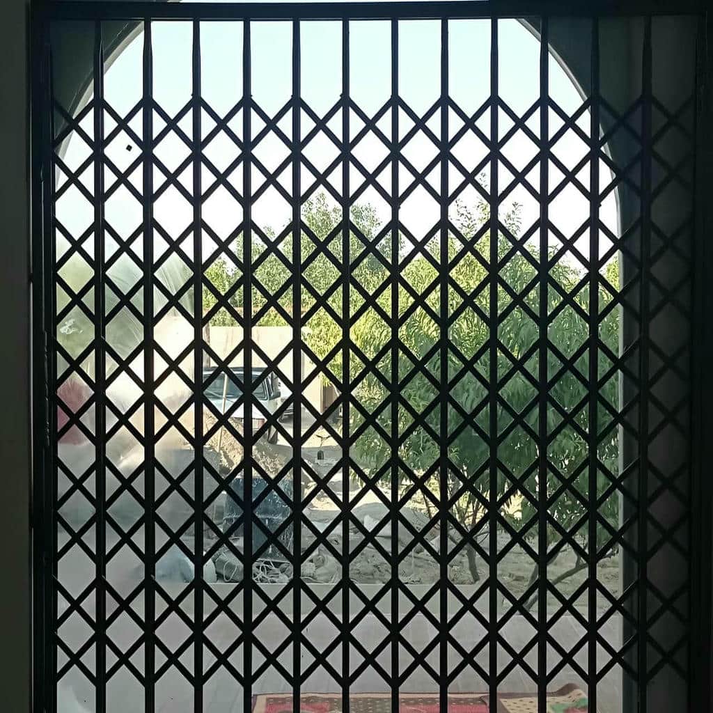 نصب درب آکاردئونی فلزی سه گل در قشم