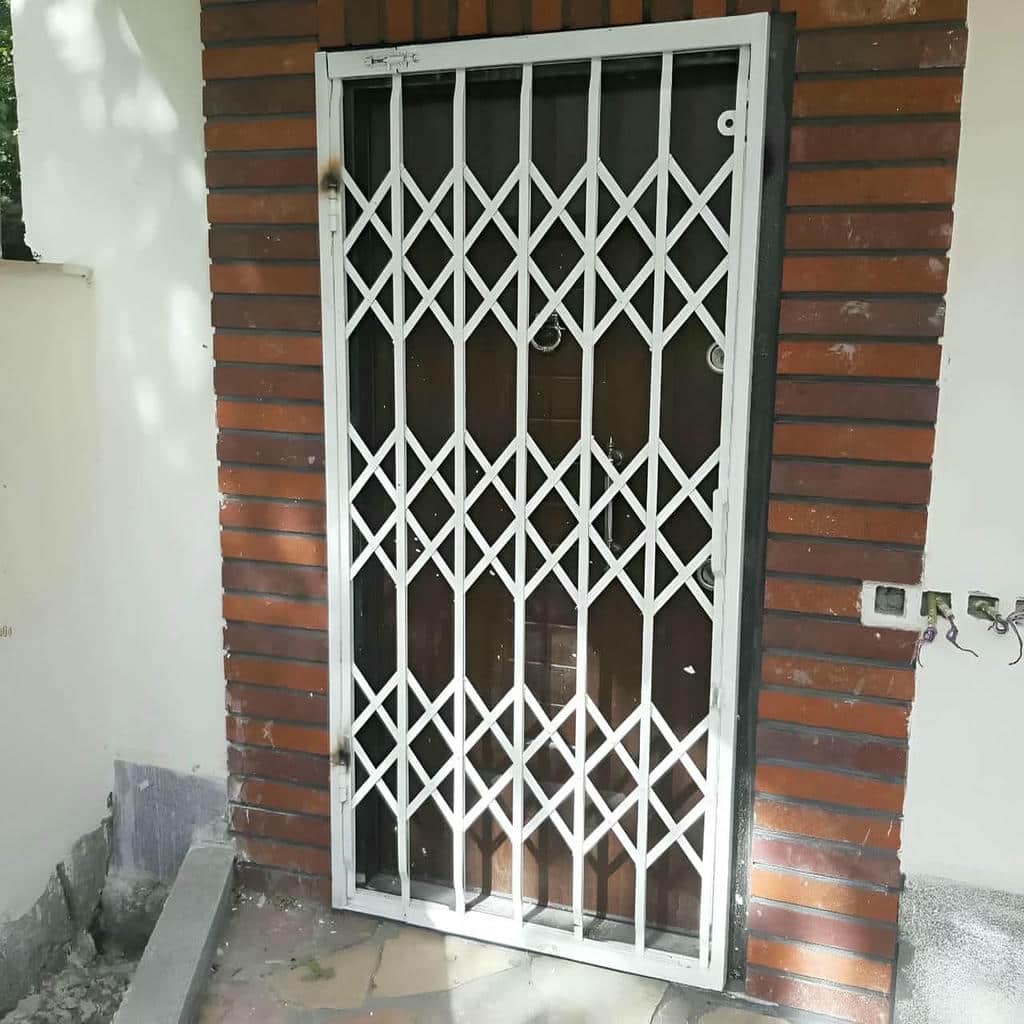 نصب درب آکاردئونی فلزی چهارگل در استان مازندران