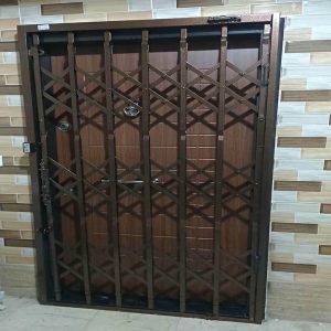 درب آکاردئونی فلزی در بندر بوشهر