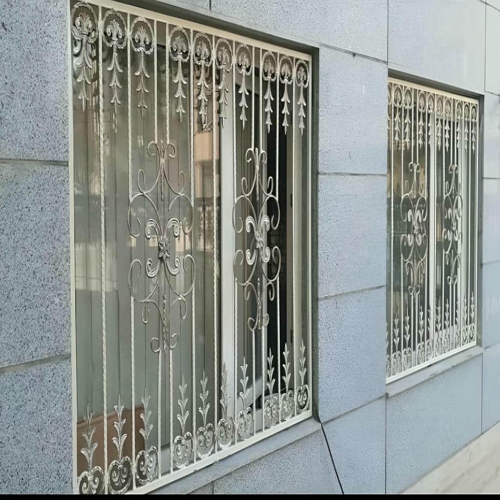 نصب حفاظ پنجره بازشو ایمن در اصفهان