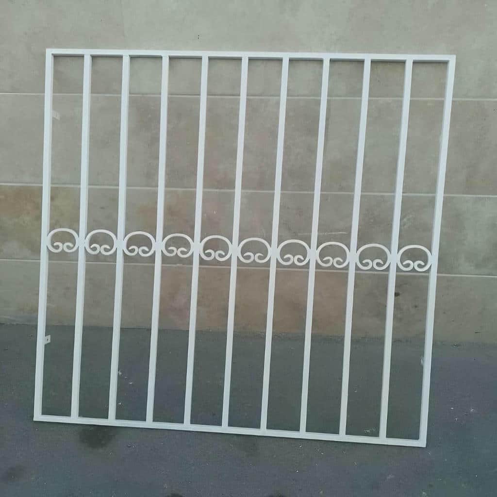 نصب حفاظ پنجره بازشو استاندارد در فشم