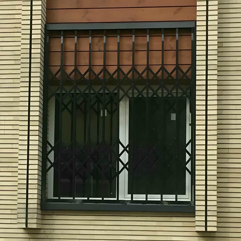 نصب حفاظ پنجره بازشو ایمن در شهرکرد