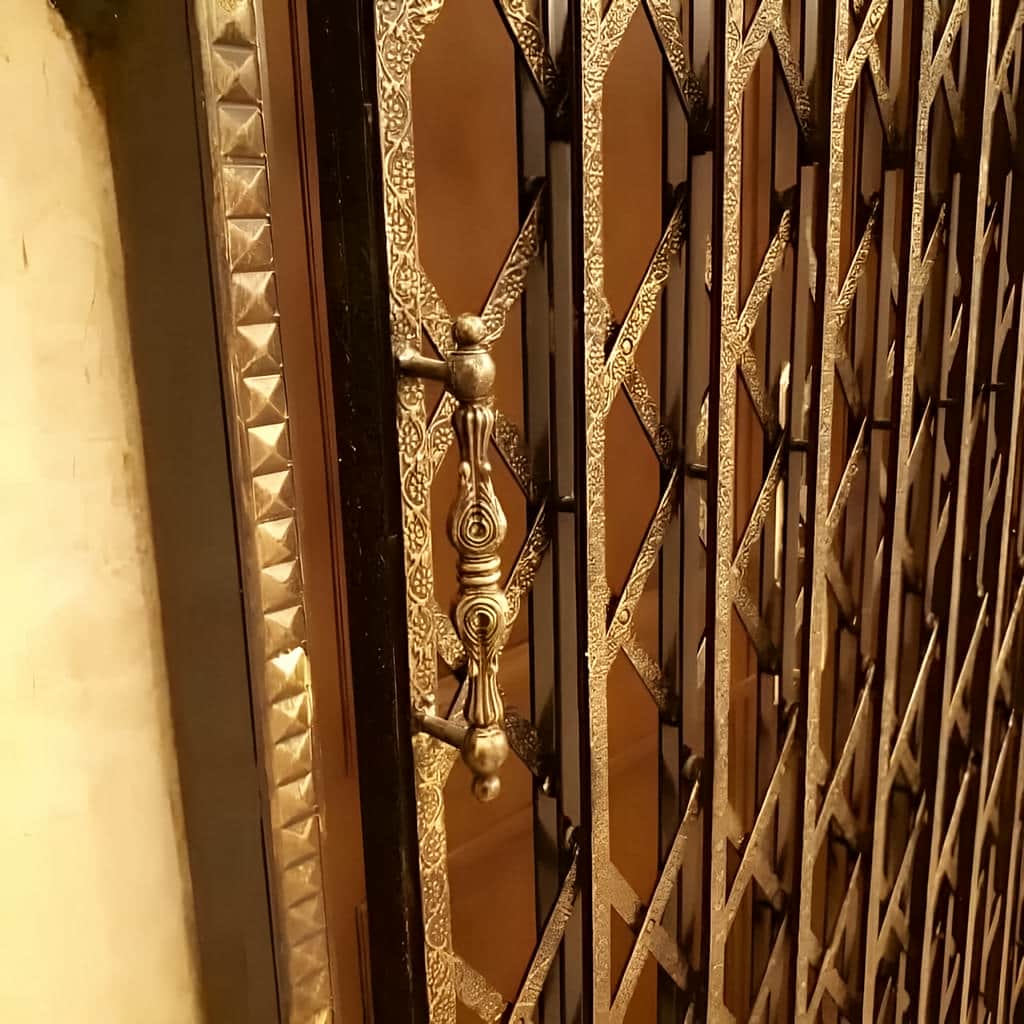 درب آکاردئونی با تعداد گل متراکم
