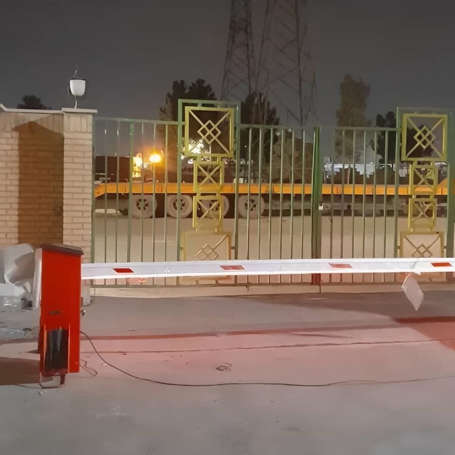 راهبند پارکینگ با رنگ هشدار روی بازو