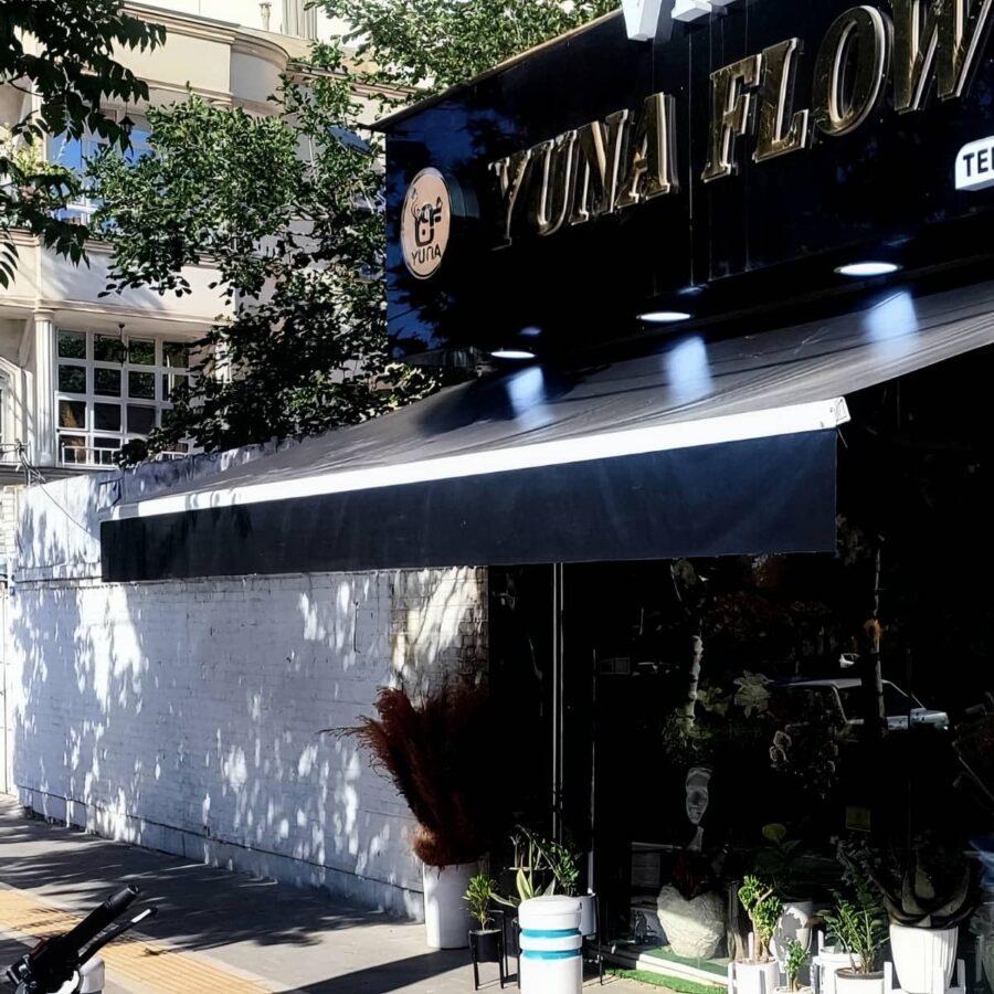 سایبان برقی جمع شونده حیاط با پارچه ضد باران