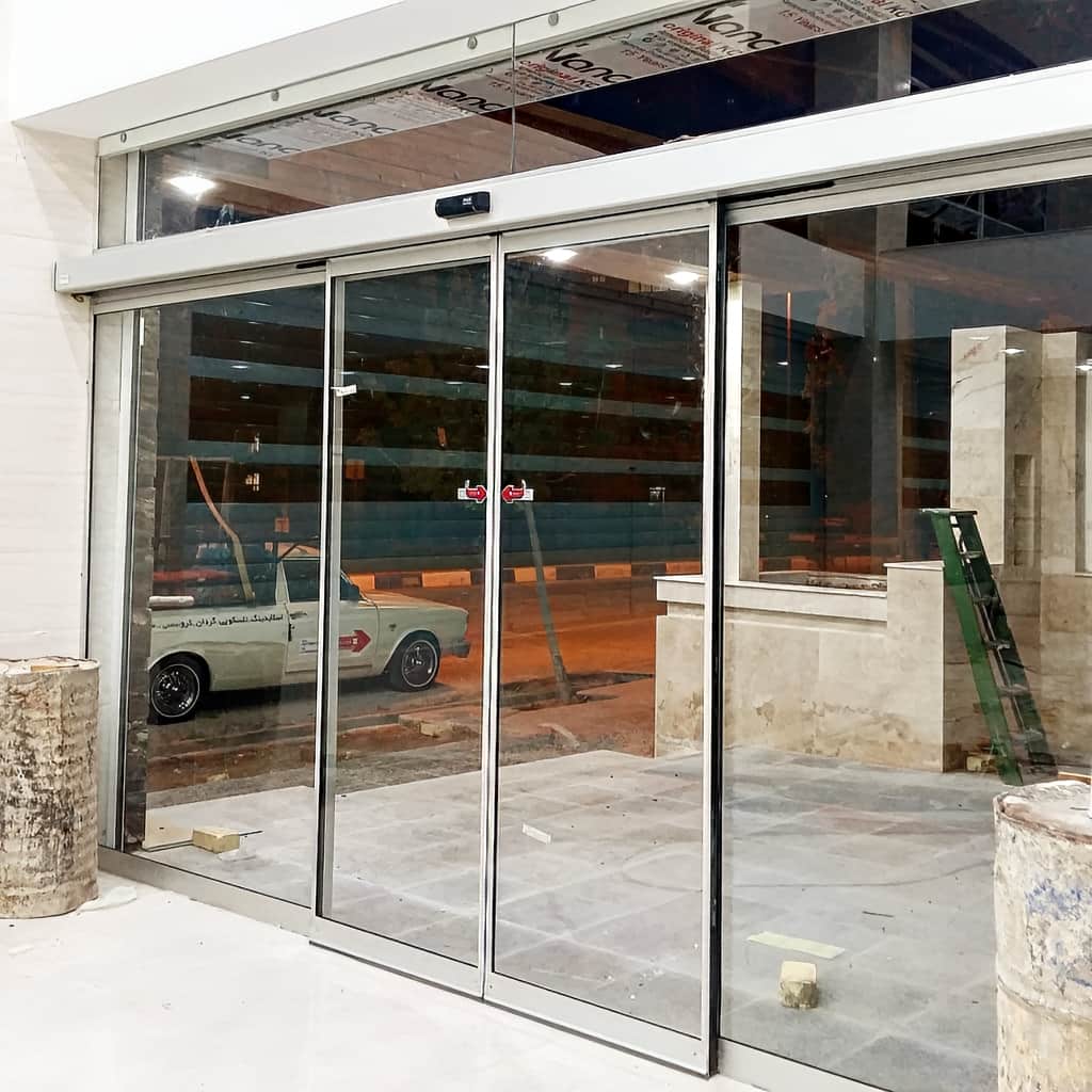 اجرای درب شیشه ای کشویی برای مجتمع تجاری