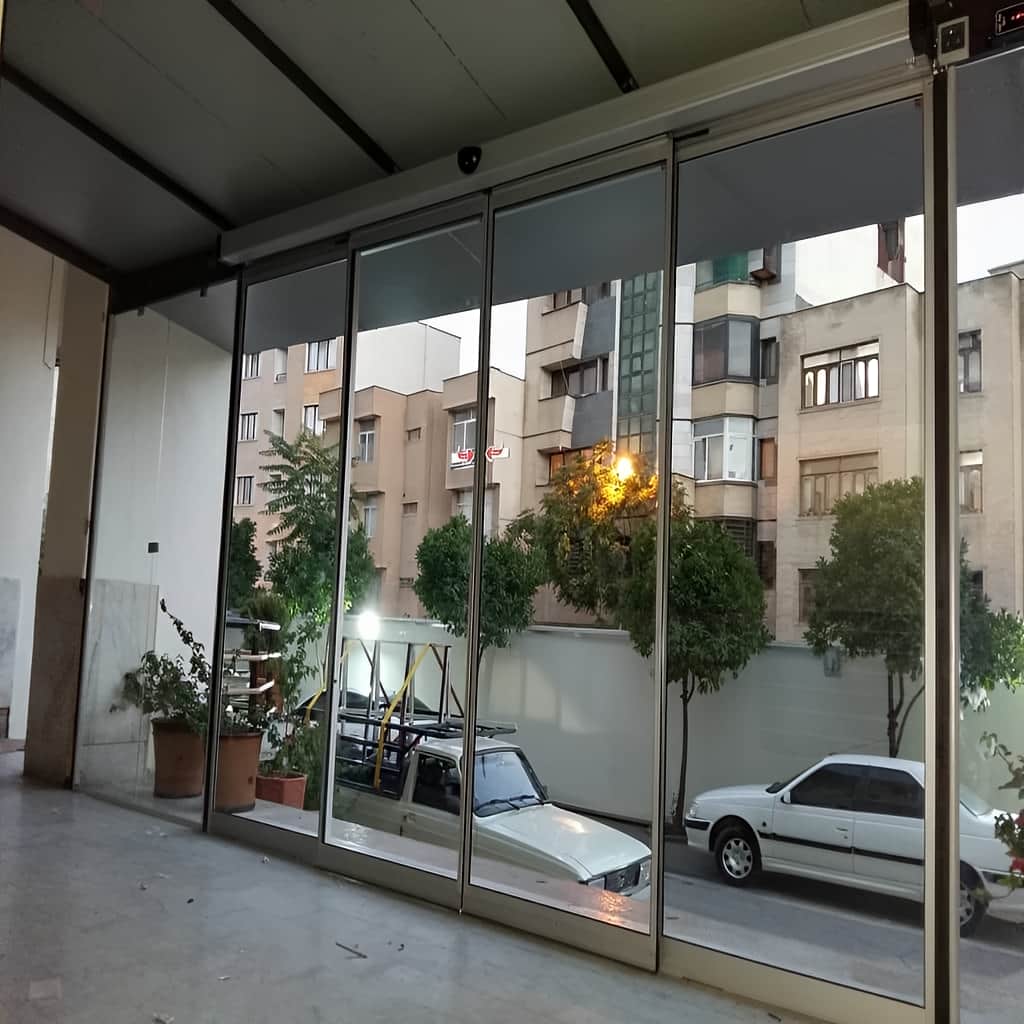 درب شیشه ای اتوماتیک منحنی با سنسور تشخیص حرکت