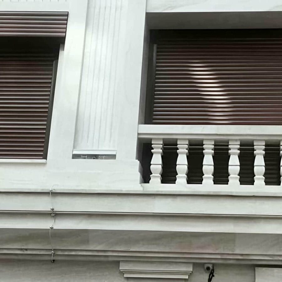کرکره برقی بالکن با ریل تراز کنار دهانه