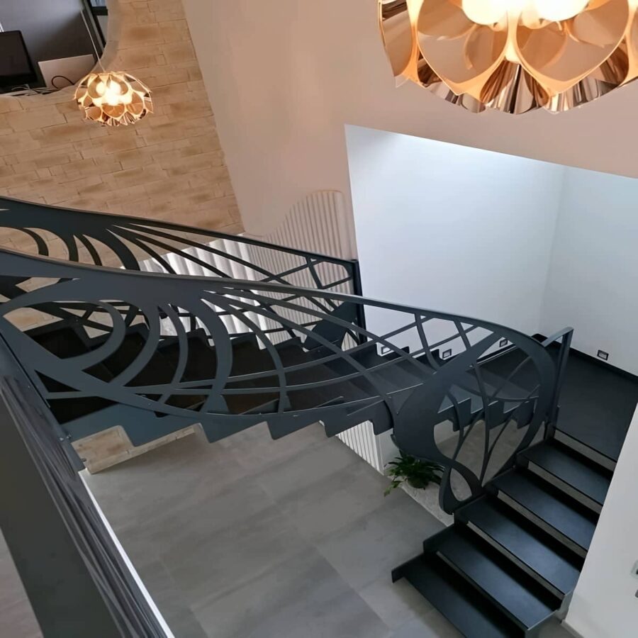 نرده سی ان سی محوطه و حیاط با رنگ بیرونی یکنواخت