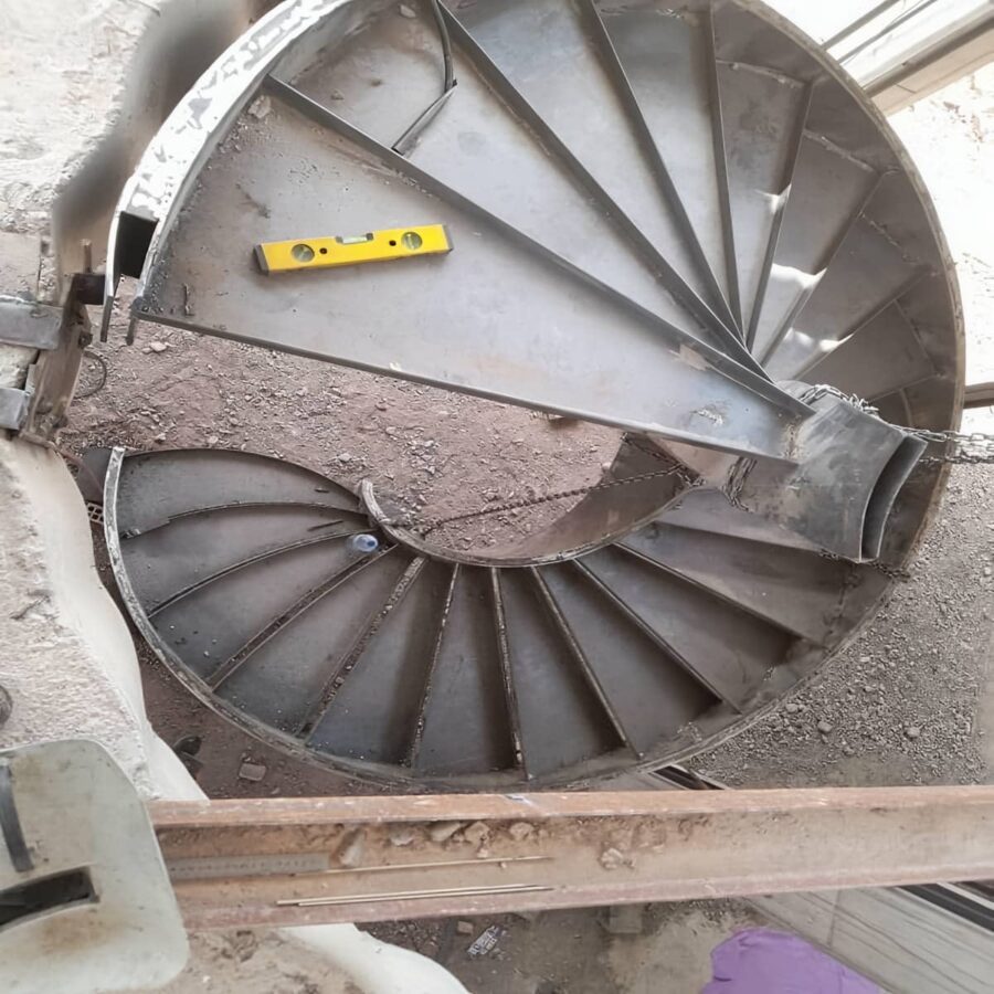 پله کنسولی آهنی با شاسی فلزی