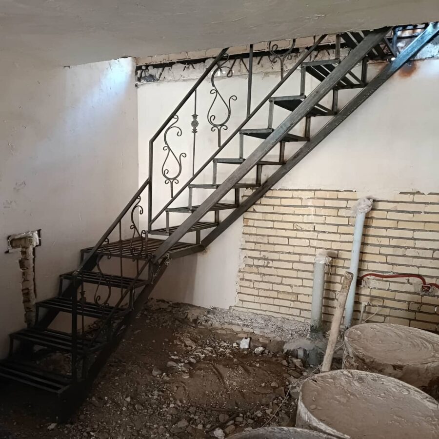 پله کنسولی آهنی با جوشکاری دقیق