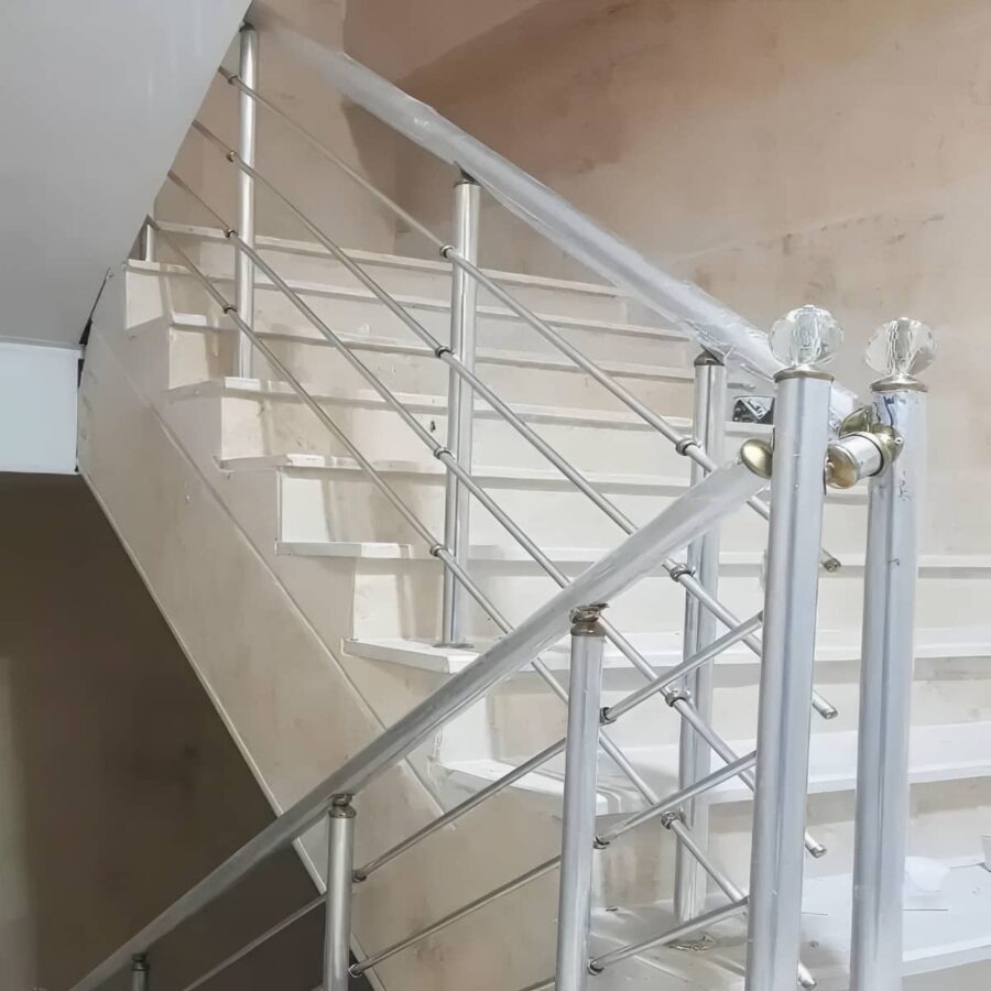 نرده استیل سفارشی مدرن با چوب هماهنگ