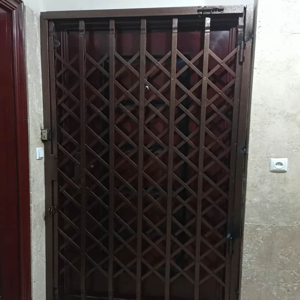 درب آکاردئونی پنج گل دوبل سفید مناسب راهروی روشن