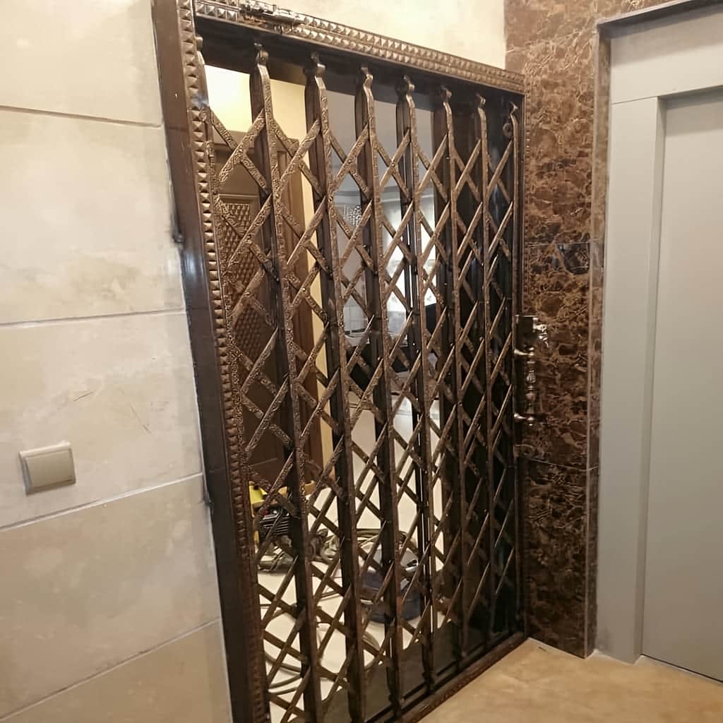درب آکاردئونی پنج گل دوبل نقش دار هماهنگ با طرح چوب