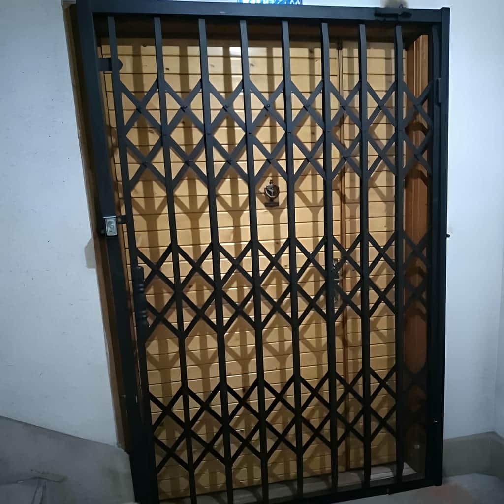 حفاظ آکاردئونی سه لوزی مشکی مات برای درب روشن