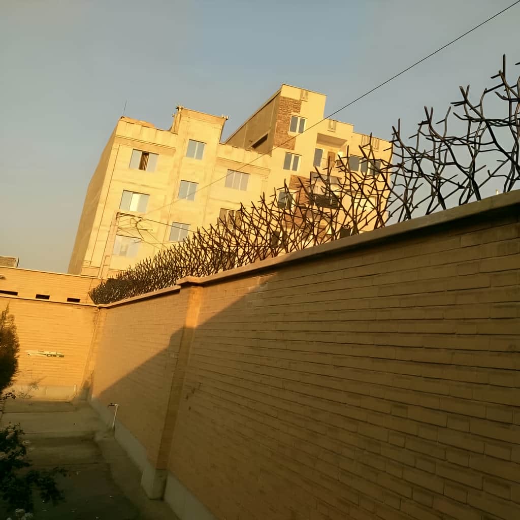 حفاظ آبشاری چندلایه هماهنگ با نمای سنگی کلاسیک