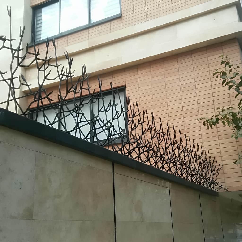 حفاظ آبشاری تاج‌دار برای قاب ورودی سنگی
