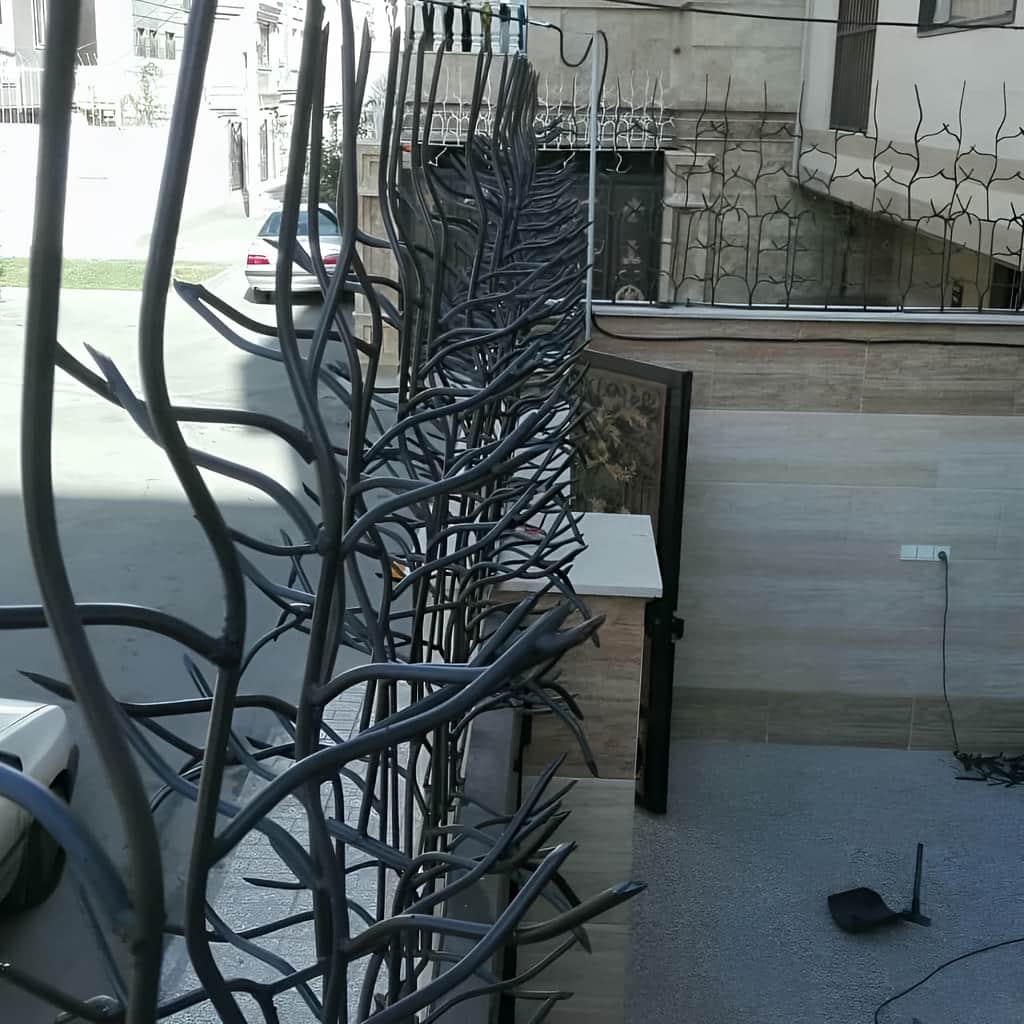 فروش حفاظ آبشاری روی دیوار سنگی با رنگ مشکی مات
