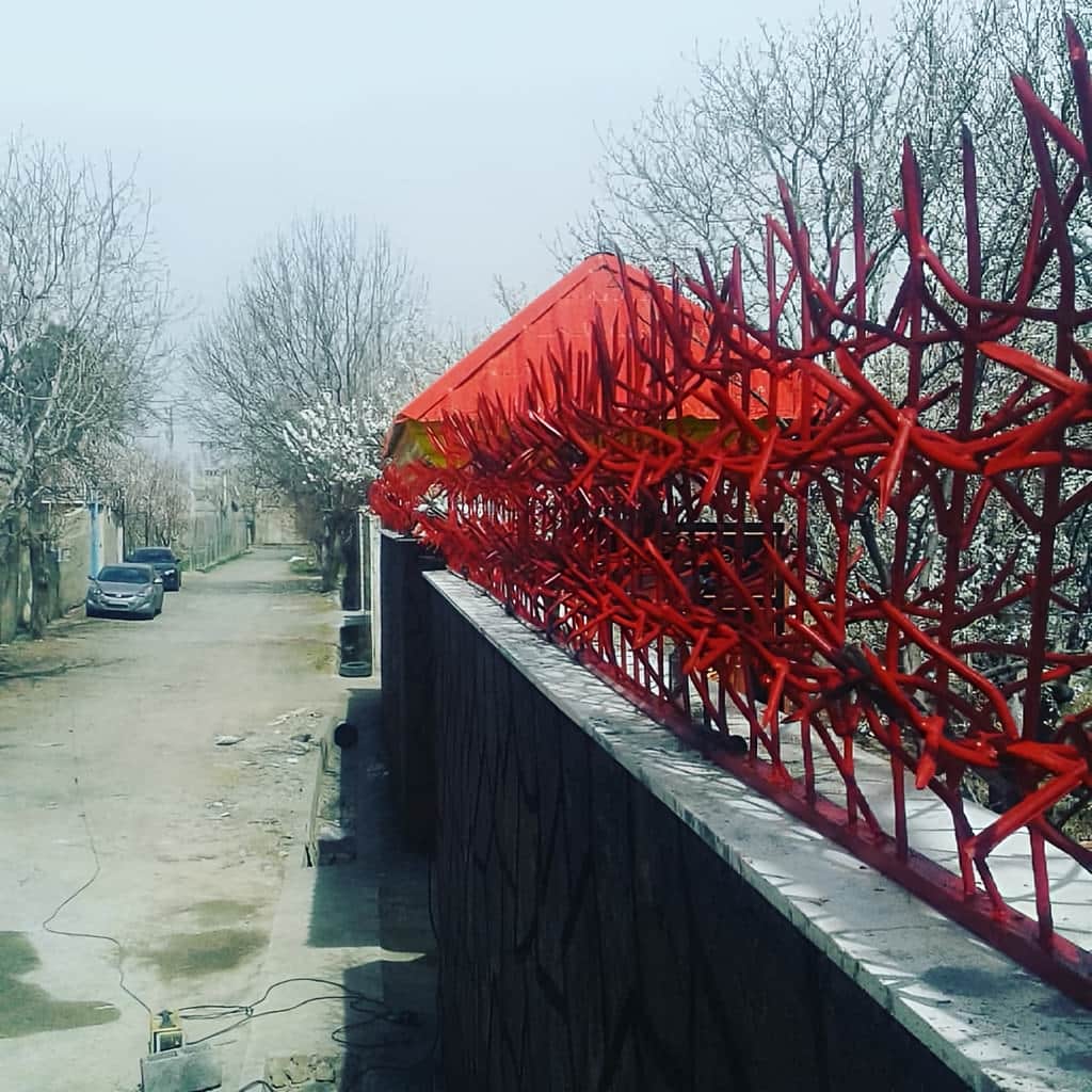 حفاظ خمکاری شده بوته‌ای هماهنگ با نمای سنگی