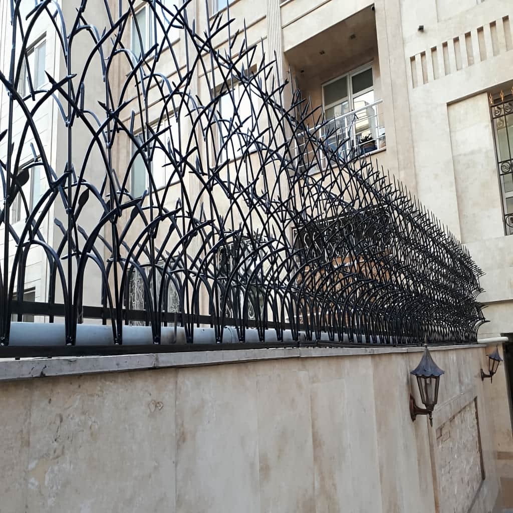 نصب حفاظ آبشاری روی تاج دیوار سنگی با شاسی منظم