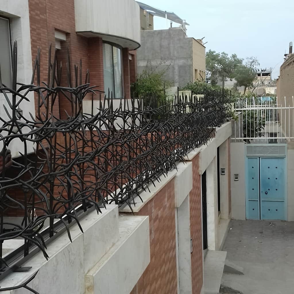 حفاظ پرتراکم آبشاری با فرم منحنی و رنگ مشکی