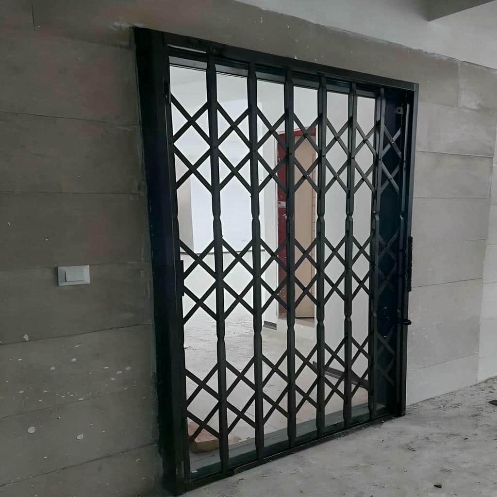 درب آکاردئونی قفل مخفی کتابی سفید برای راهروی روشن