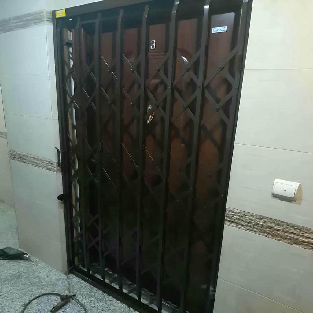 خرید درب آکاردئونی مدرن مشکی ورودی اداری با نمای رسمی