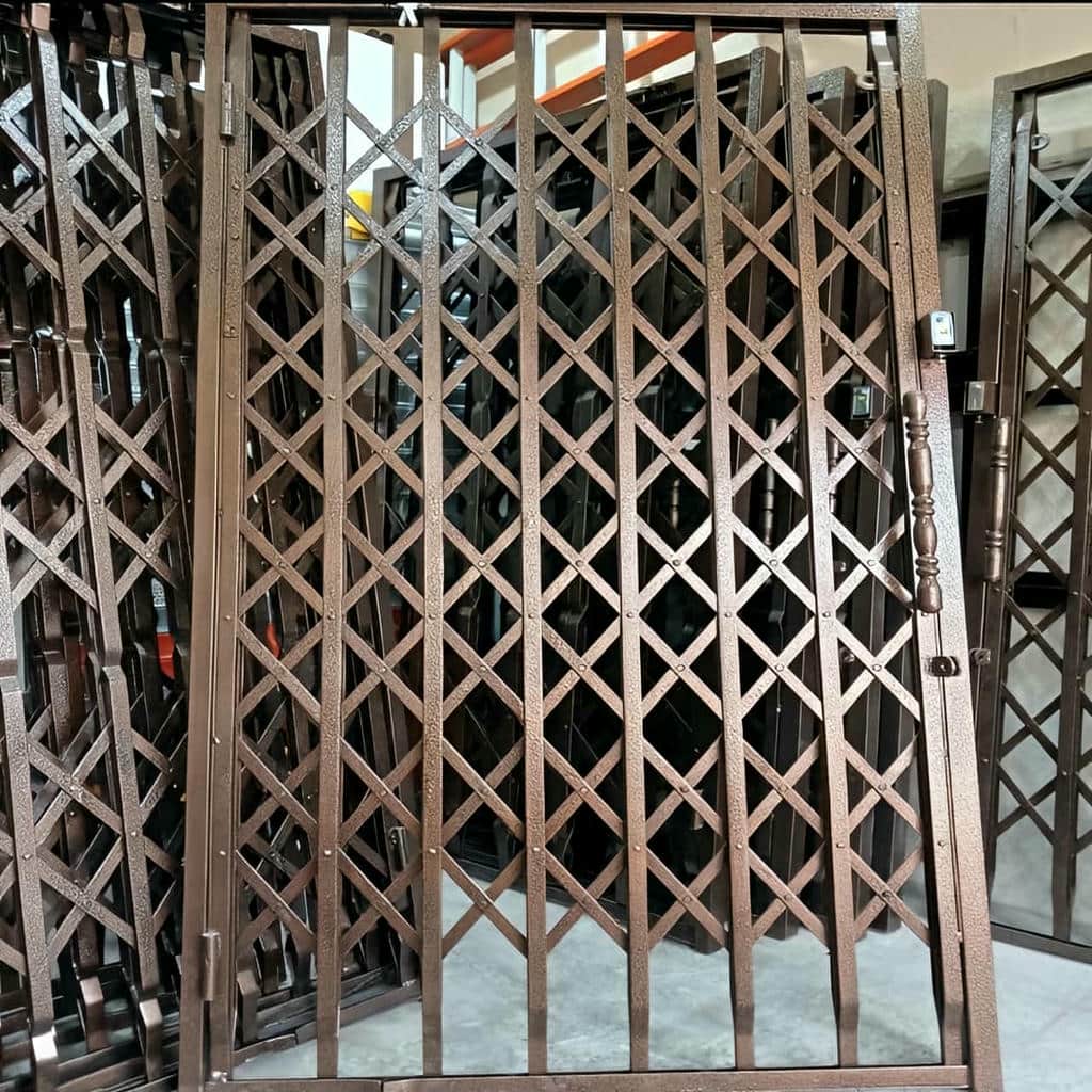 نصب درب آکاردئونی مدرن مشکی ورودی اداری با مسیر تراز