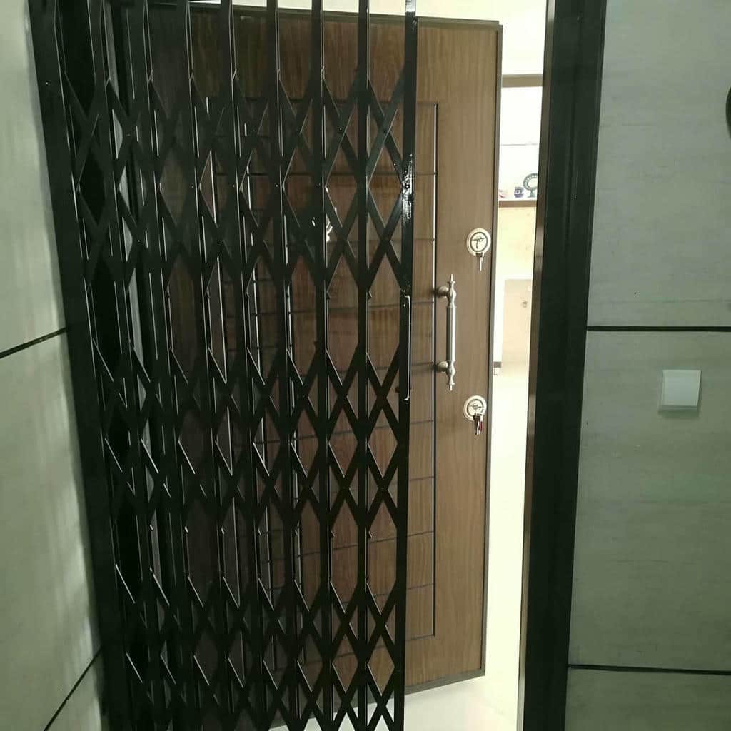 درب آکاردئونی طلایی سلطنتی با پتینه ظریف کلاسیک